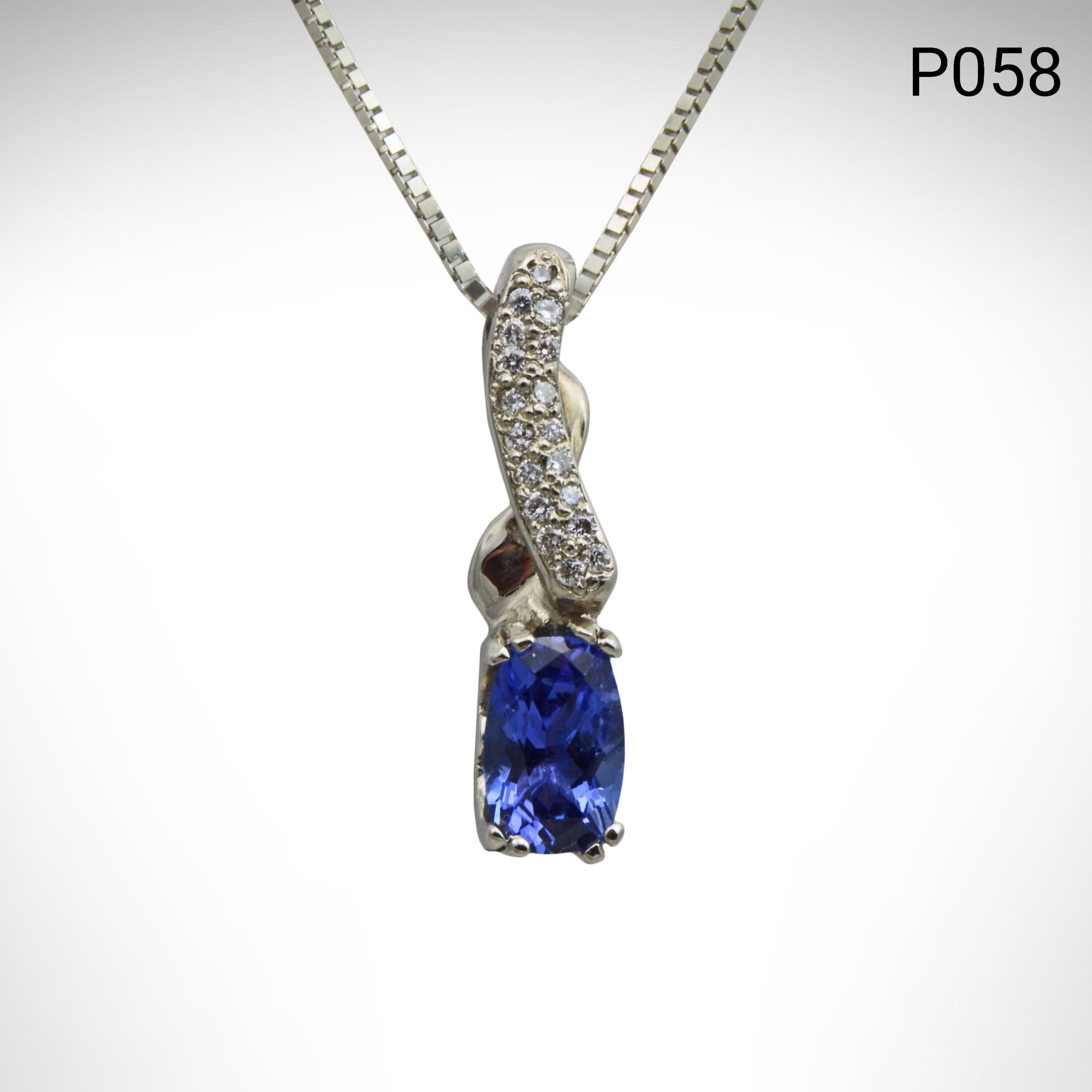 Pendant_Cushion-cut_sapphire