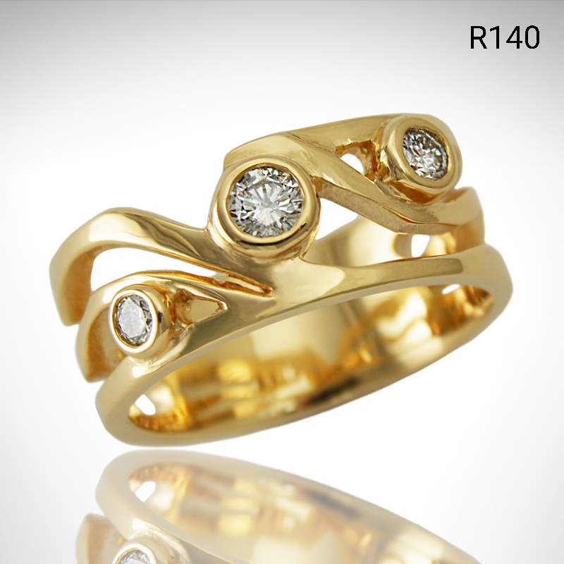 Ring_Gold_Scroog_ThreeDiamonds (1)