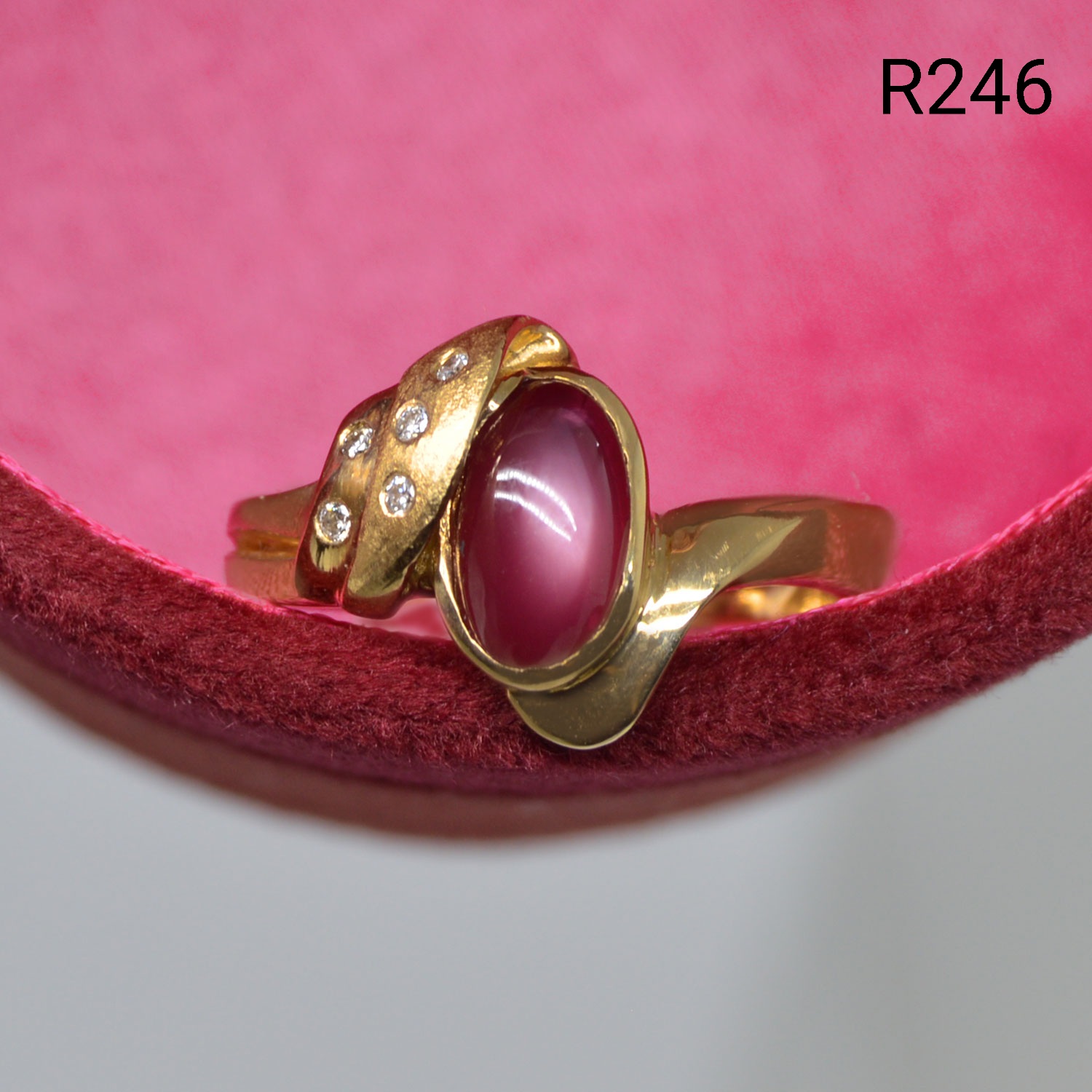 Ring_Ruby-Cabochon-18K-Diamonds-custom