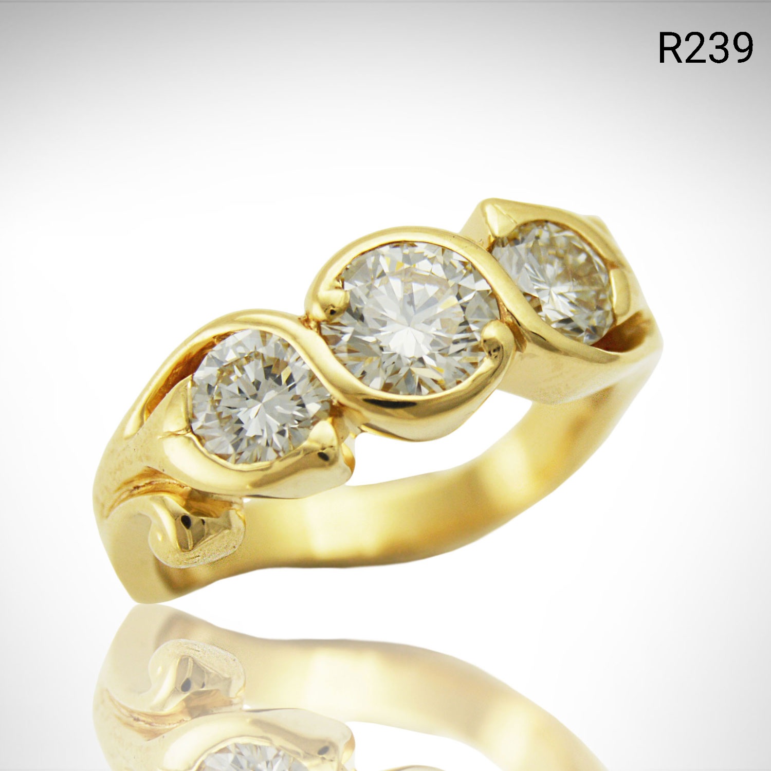 Ring_ThreeStone_Diamond_YellowGold