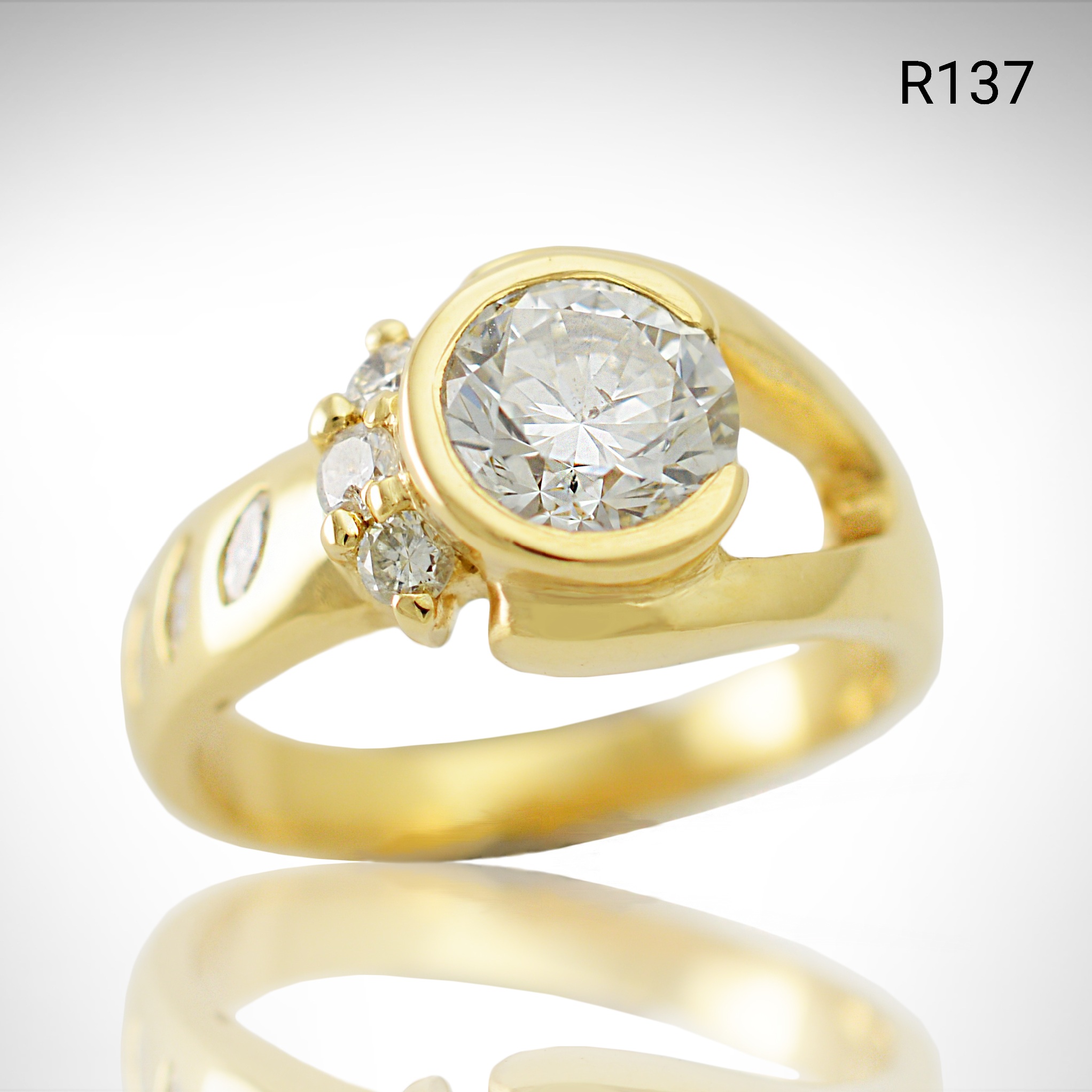 Ring_Yellow_Gold_RoundCenter_Threebagets